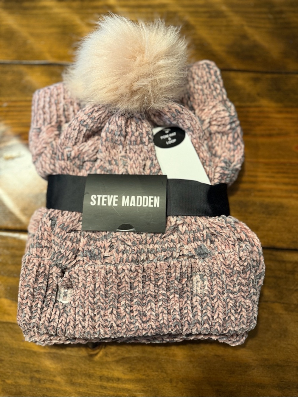Steve Madden winter set hat with pompom & matching scarf. NWT. pink/Gray
